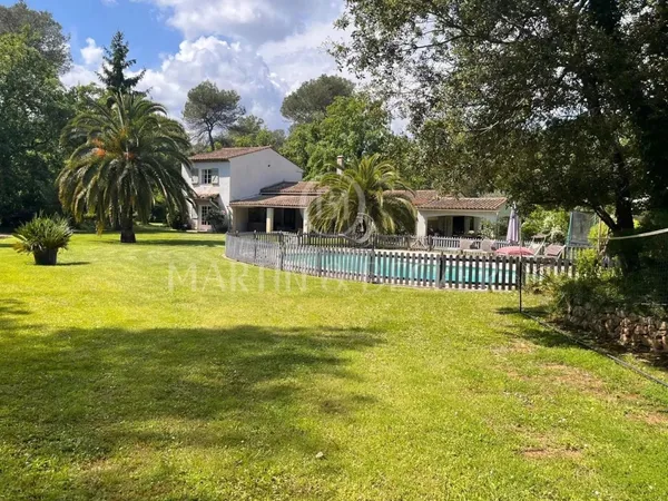 VALBONNE - DOMAINE TRES RECHERCHE A PIED DU VILLAGE 