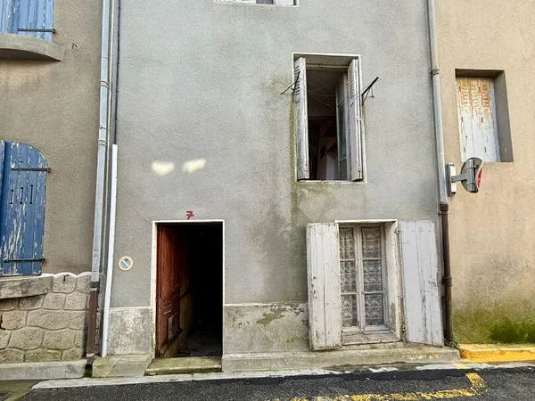 Trèbes maison à rénover sur trois niveaux avec remise en face et possibilité garages 