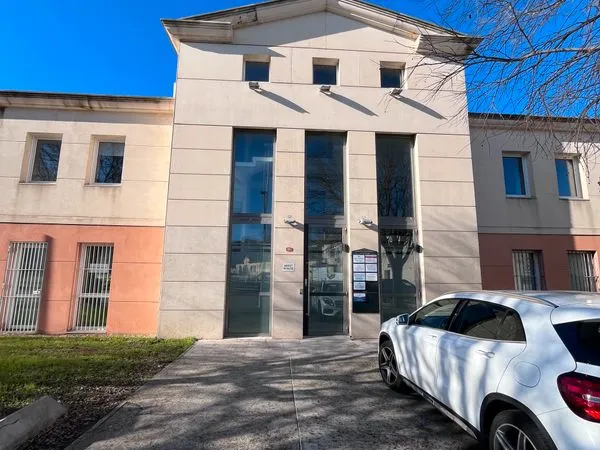 Bureaux / Local professionnel - usage mixte possible - Vauvert (30600) 