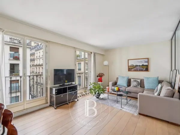 Paris 7 - Saint-Thomas d'Aquin - Spacieux deux pièces - Etage él 