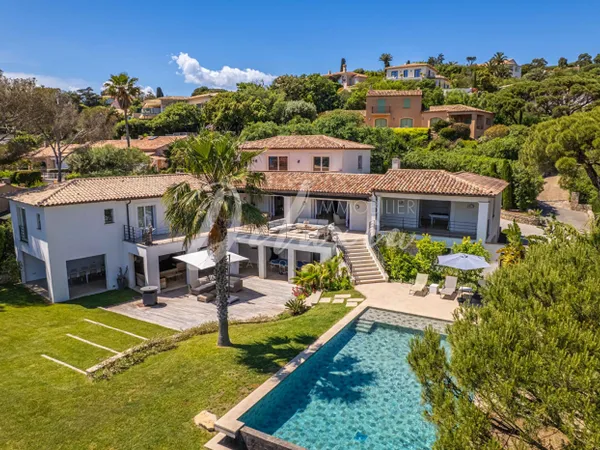 Villa avec vue mer, piscine à débordement et accès rapide au ce 