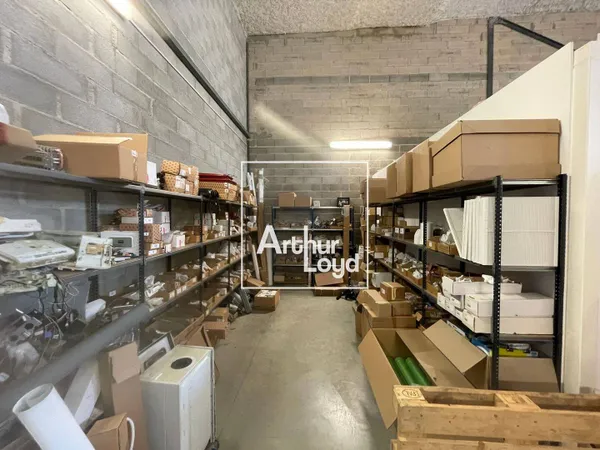 Local d'activité 239 m² 