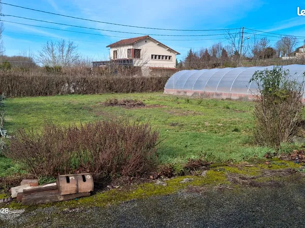 Terrain à bâtir 800 m2 avec dépendances 70 m2 