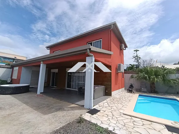 Maison individuelle moderne avec piscine 