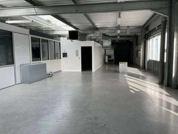 Local d'activité 3084 m² 