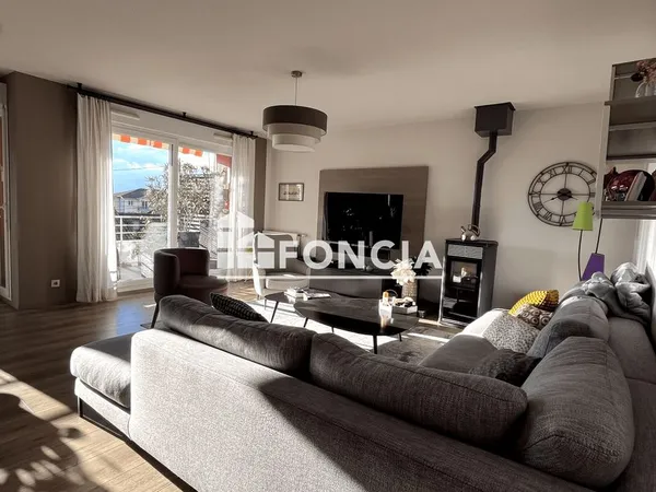 Appartement T4 avec terrasse, cellier, parking et garage 
