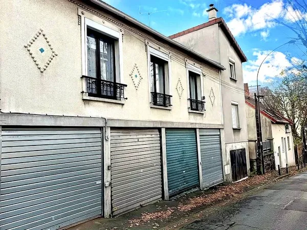 Petite maison de ville avec terrasse et BOX 