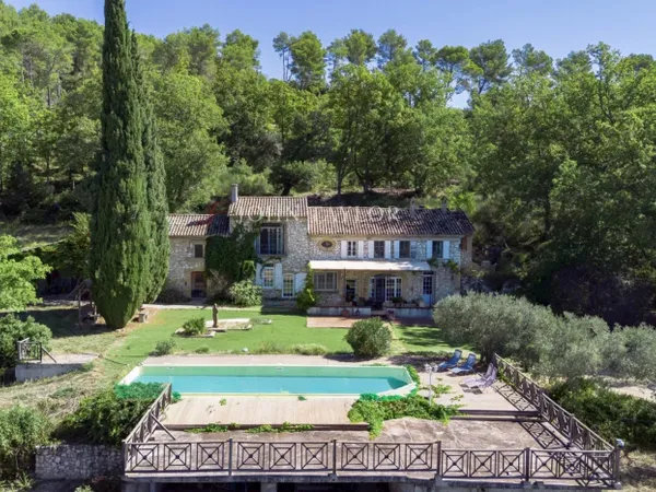 EXCLUSIVITE Mas en pierre sur un terrain de 1ha6 avec une vue d 