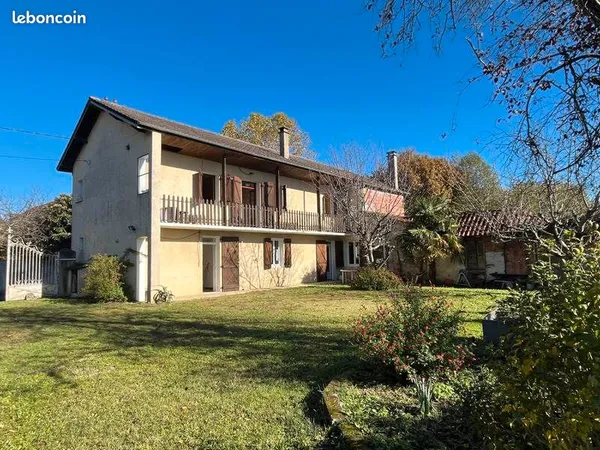 Propriété à rénover offrant maison et grange 