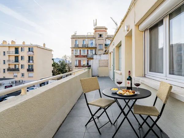 Studio lumineux 27 m2 avec extérieur Marseille 8€ Sainte 