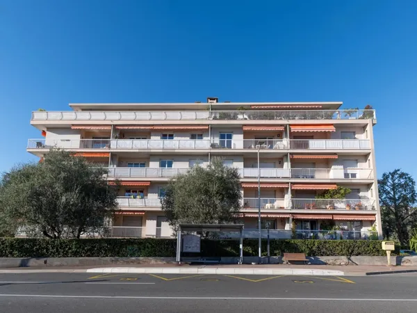 Cimiez / Rectorat : 3 pièces rénové , terrasse , vue dégagée , garage 