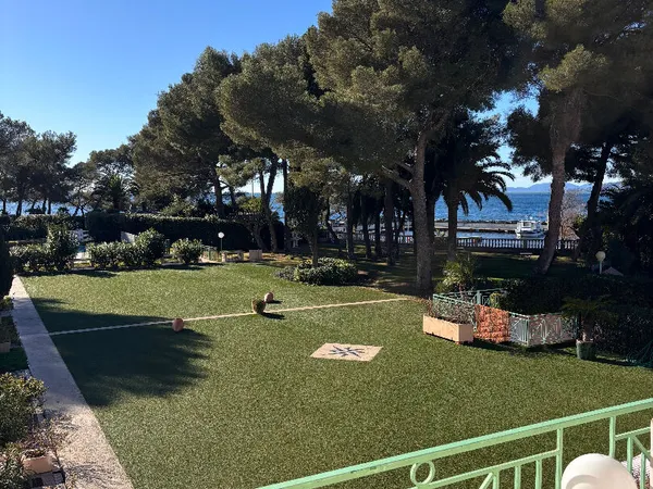 SAINT RAPHAEL BOULOURIS bord de mer A VENDRE 2 pièces avec parking couvert à 50 m de la mer 