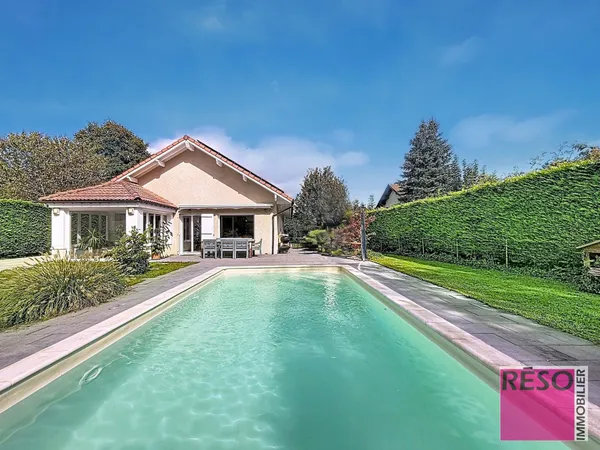 Élégante maison contemporaine avec piscine, au coeur d'un en 