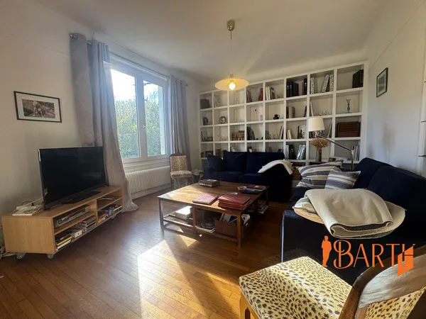 Secteur Marais Rue Charlet Appartement type 4 avec parkings et t 