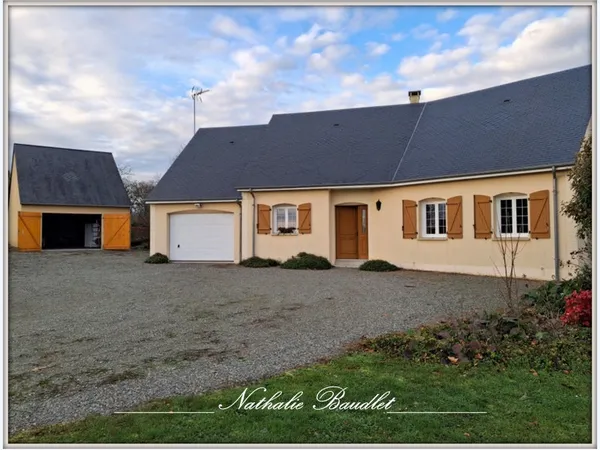 Pavillon plain-pied sur 2731 m2 de terrain avec dépendance. 