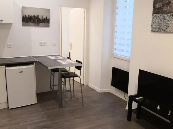 APPARTEMENT type 2 excellent état meublé proche chartreux 4eme arrondissement À SAISIR 