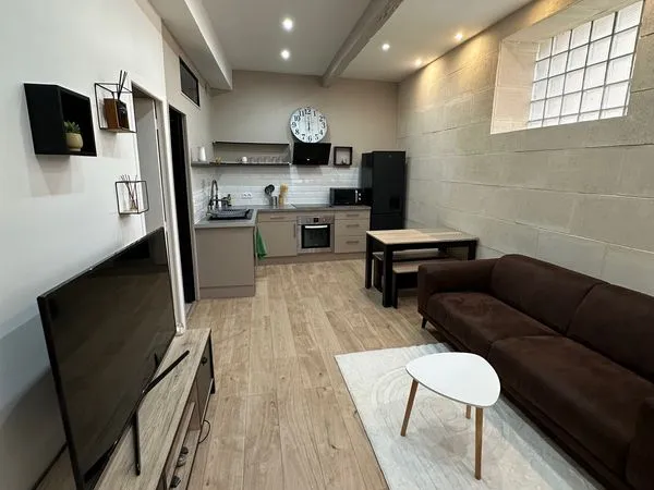 Appartement de charme atypique entièrement refait à neuf avec escalier et jardin privatif - 