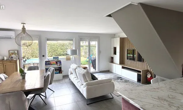 Maison familiale 140 m² T6- Centre de Genas - Calme ,belles prestations et jardin avec piscine- DPE 