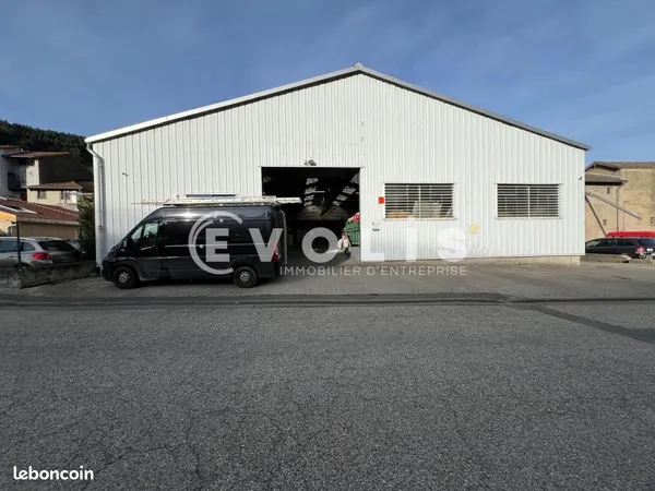 Local d'activité 827 m² 