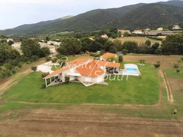 VILLA D'ARCHITECTE AUX VUES PANORAMIQUES SUR 2 HECTARES, SR VINCA 