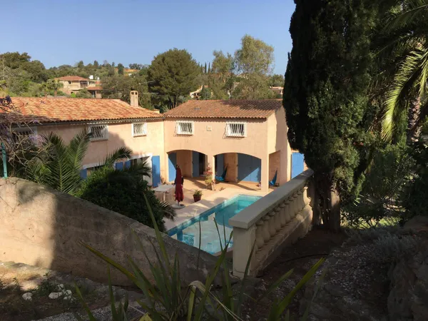 Vends maison avec piscine et jardin arboré 