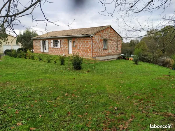 Immeuble bâti de 218,35 m² à usage d'habitation sur terrain clôturé de 4000 m² 