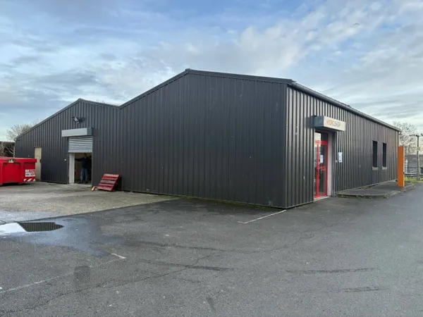 Local d'activité 290 m² 