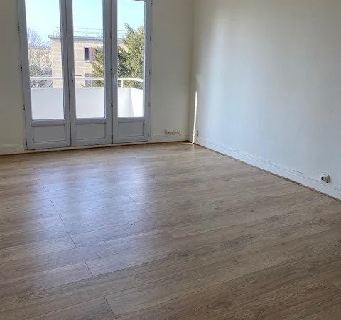 RESIDENCE LA PELOUSE CLICY SOUS BOIS-F3 AVEC BALCON CAVE ET 