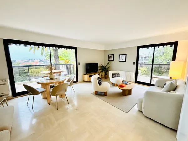 Cannes Grand 2 pieces Location annuelle Luxe Piscine, Dernier Etage, Garage box 