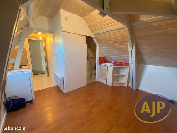 Studio 1 pièce 11 m² 