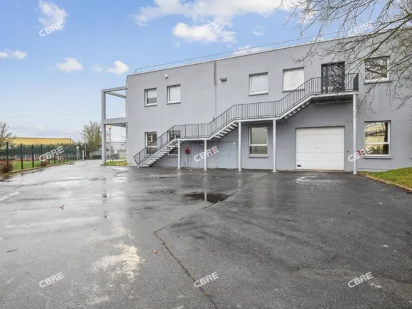 Local d'activité 851 m² 