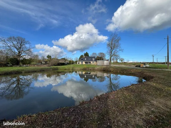 Maison spacieuse avec grand terrain 
