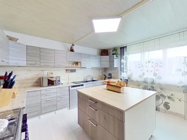 Grande maison de village rénovée en 2021, 4 chambres, garage, terrain clos et sans vis à vis avec 