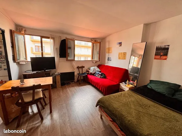 MARSEILLE 5ème STUDIO 25 m2 environ EN DERNIER ETAGE 