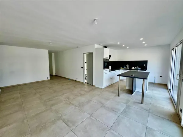 Villa F4 avec garage, de plain pied sur trois faces avec terrasse, comprenant : 