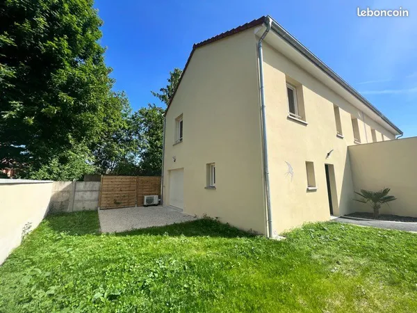 Maison neuve dans village calme 