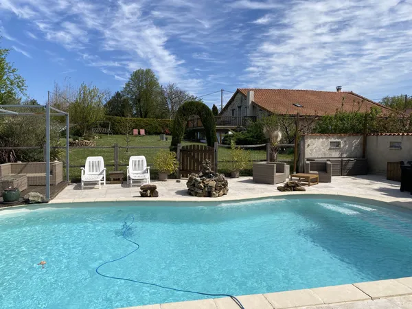 Proche Ribérac, spacieuse maison avec piscine sur 2899m². Belles vues. 