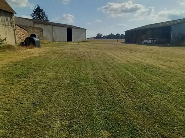 Terrain avec 2 hangars 