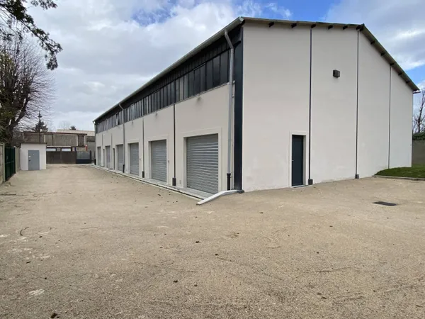 Entrepôt 77 m² 