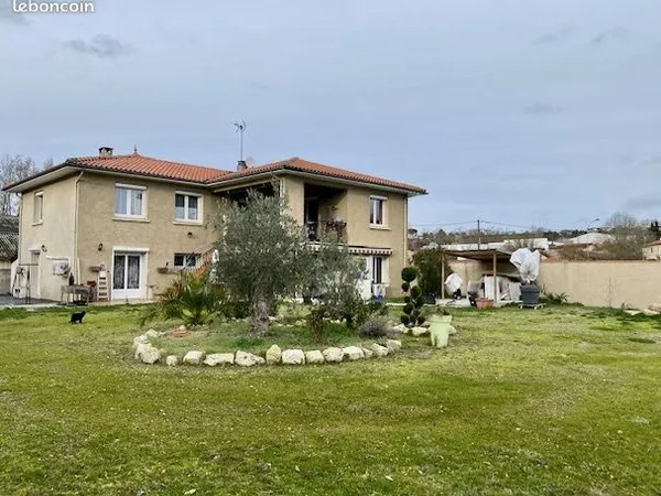 Maison 8 pièces 242 m² 