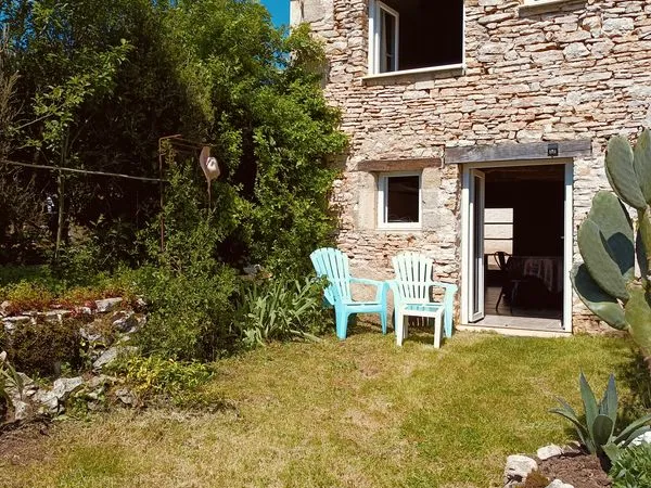 A louer petite maison meublée avec jardin 