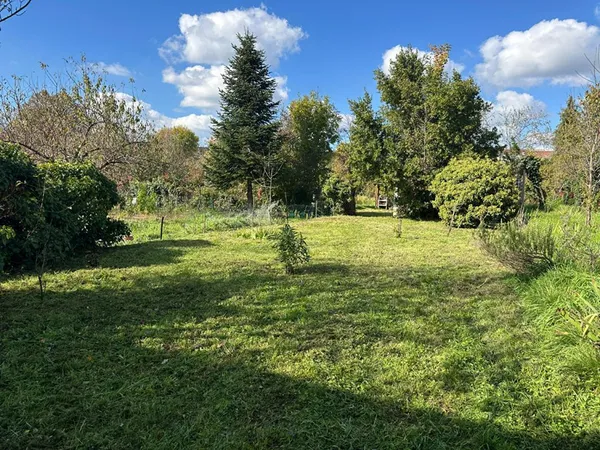 Terrain de loisir, jardin de 570 m² avec cabanon en pierre 