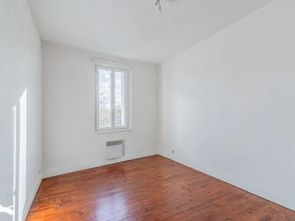 Maison en pierre de 4 pièces principales 