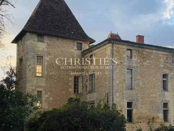 Historique château du 16ème siècle d'environ 750 m² - à 8 km de Bordeaux centre 
