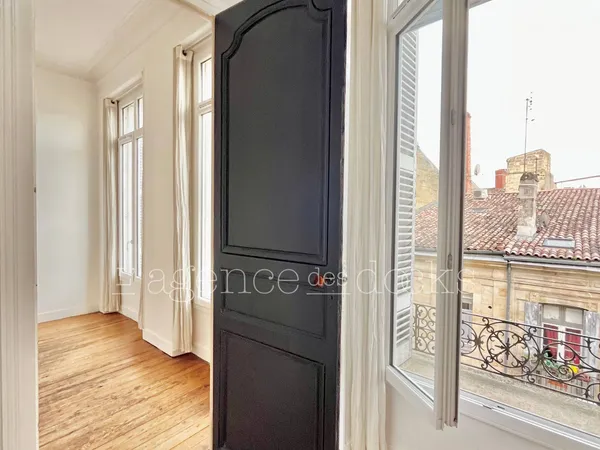 VENDS BORDEAUX CENTRE HISTORIQUE - JOLI T2 38m² - FONCTIONNEL ET LUMINEUX VUE DEGAGEE 