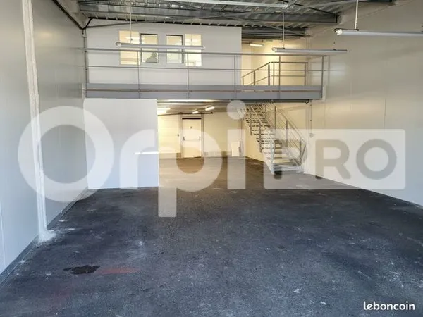 Local d'activité 159 m² 