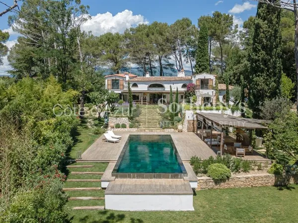 Villa rénovée à vendre à Mougins : 400 m², 5 chambres, spa, piscine, vue collines 