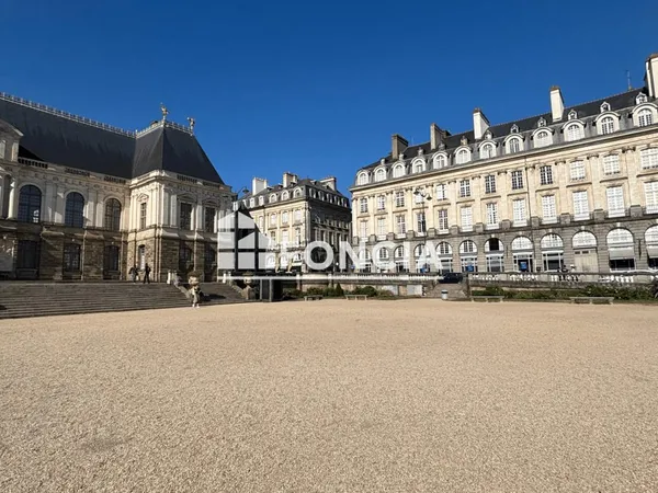 PLACE DU PARLEMENT DE BRETAGNE GRAND ET AGREABLE APPARTEMENT DE 104 M² EXPOSE OUEST 