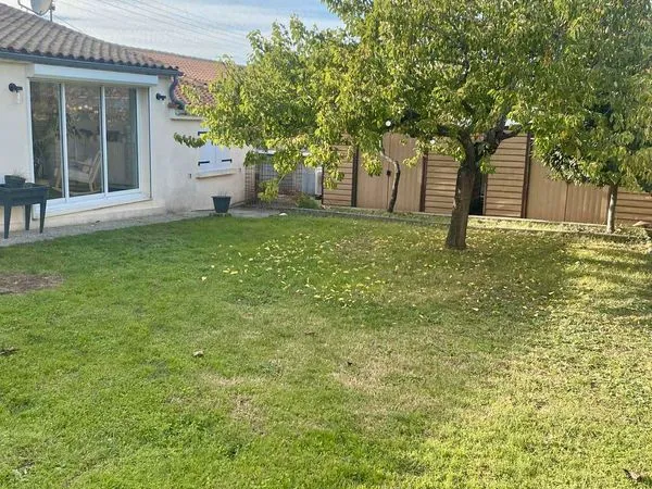 Maison rénovée 85m2 avec jardin, garage et dépendances - Cognac 