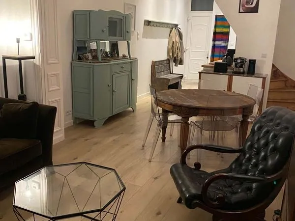 Colocation 2 personnes dans une maison de ville rénovée avec charme 90m2 + une cour extérieure 